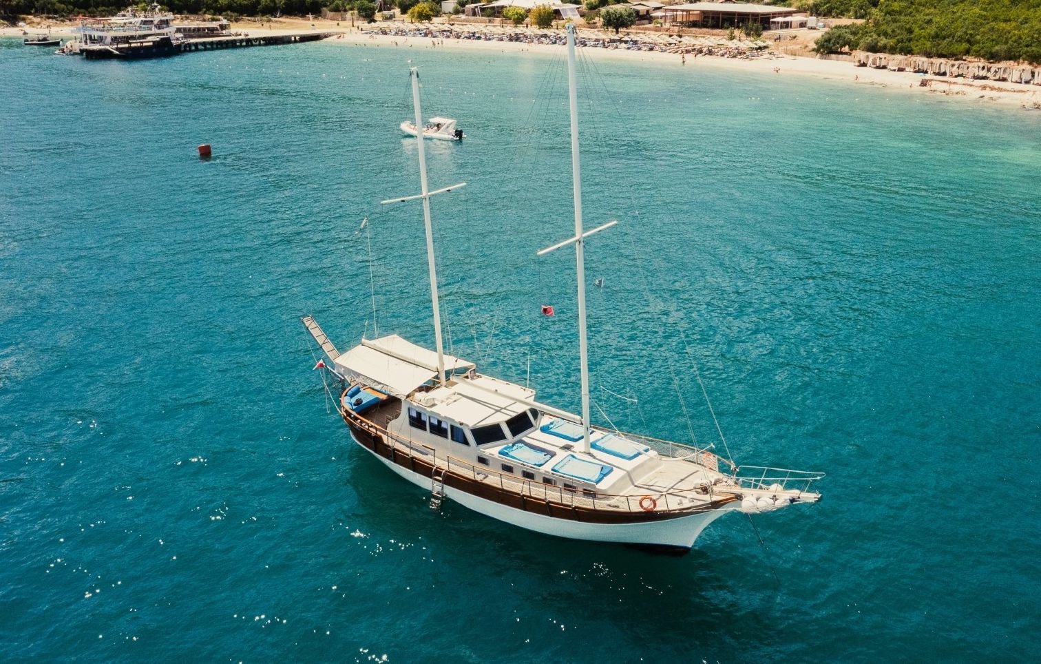 Marrja e një varke me qera është padyshim mënyra më e mirë për të shijuar Rivierën Shqiptare